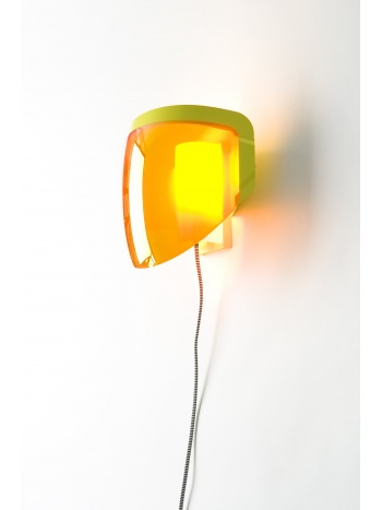 Moto wall lamp with plug